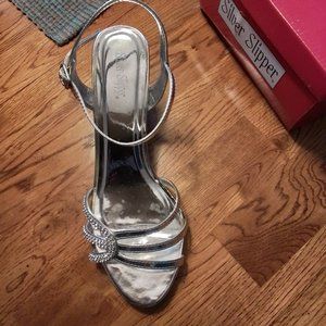 Women's Silver sandals Sz 10; Great for Prom!